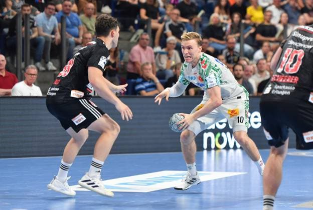 20.09.2025 - Handball - 1. Bundesliga DAIKIN HBL - Saison 2024 2025 - 5. Spieltag: HC Erlangen Metropolregion Nürnberg HCE - SC Magdeburg - OGo - xogox - Tobias Buck (39, HC Erlangen HCE ) Gisli Thorgeir Kristjansson (10, SC Magdeburg )