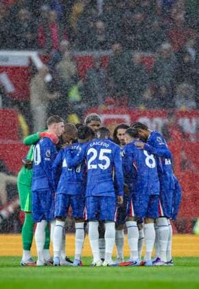 Manchester United, ManU FC v Chelsea FC, Premier League Chelsea forward Cole Palmer (10) team huddle during the Manchester United FC v Chelsea FC English Premier League match at Old Trafford, Manchester, England, United Kingdom on 20 September 2025 Credit: Phil Duncan Every Second Media Editorial use only. All images are copyright Every Second Media Limited. No images may be reproduced without prior permission. All rights reserved. Premier League and Football League images are subject to licensing agreements with Football DataCo Limited. see https: www.football-dataco.com Copyright: xIMAGO EveryxSecondxMediax ESM-1592-0074 PhilxDuncanx xEveryxSecondxMediax