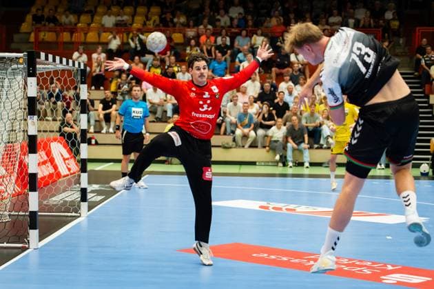 Finley Werkschkull (TUSEM Essen,No.73) scheitert in dieser Aktion an Finn Rüspeler (HSG Krefeld,No.01) DEU, Düsseldorf Krefeld, 20.09.2025 Handball, 2. Bundesliga, Saison 2025 2026, 4. Spieltag, HSG Krefeld - TUSEM Essen