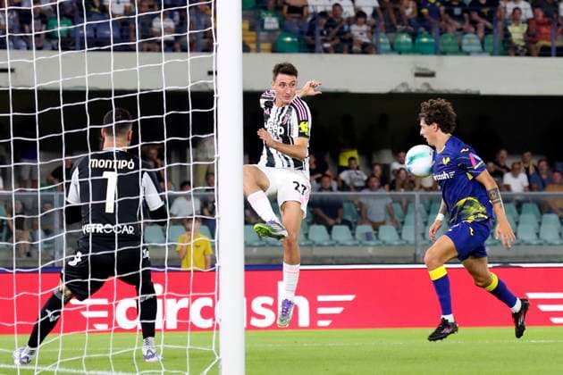 Juventus Andrea Cambiaso opportunity during the Serie A soccer match between Hellas Verona and Juventus at the Bentegodi Stadium in Verona, north west Italy - Saturday, September 20, 2025. - Soccer .  Copyright: xPaolaxGarbuio Lapressex