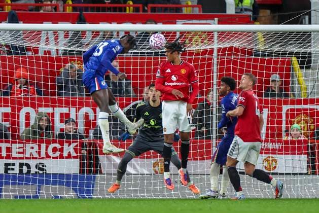 Manchester United, ManU FC v Chelsea FC, Premier League Chelsea defender Trevoh Chalobah (23) scores a GOAL 2-1 during the Manchester United FC v Chelsea FC English Premier League match at Old Trafford, Manchester, England, United Kingdom on 20 September 2025 Credit: Phil Duncan Every Second Media Editorial use only. All images are copyright Every Second Media Limited. No images may be reproduced without prior permission. All rights reserved. Premier League and Football League images are subject to licensing agreements with Football DataCo Limited. see https: www.football-dataco.com Copyright: xIMAGO EveryxSecondxMediax ESM-1592-0088 PhilxDuncanx xEveryxSecondxMediax