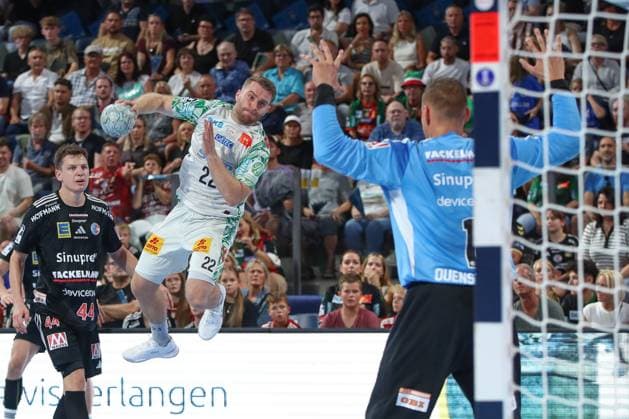 20.09.2025, xgox, Handball - Daikin HBL, HC Erlangen - SC Magdeburg emspor, v.l. Lukas Mertens (Magdeburg, 22) wirft Tor, Torschuetze, erzielt Tor, Treffer, scores the goal Nuernberg