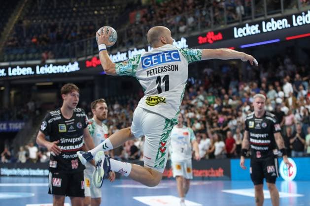 20.09.2025, xgox, Handball - Daikin HBL, HC Erlangen - SC Magdeburg emspor, v.l. Daniel Pettersson (Magdeburg, 11) wirft Tor, Torschuetze, erzielt Tor, Treffer, scores the goal Nuernberg