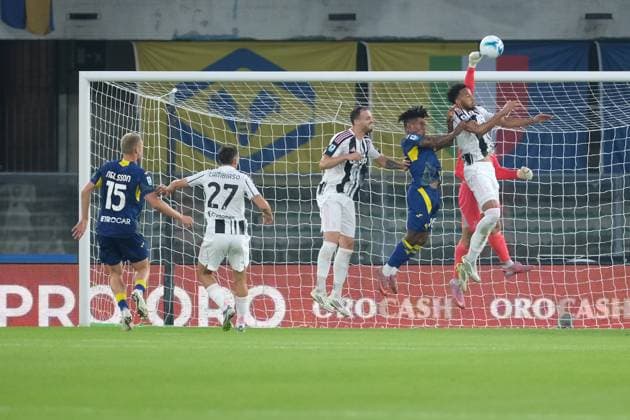 Hellas Verona FC v Juventus FC - Serie A Michele di Gregorio of Juventus FC participates in the soccer match between Hellas Verona FC and Juventus FC, MD4 of Serie A Enilive Italian soccer championship 2025 2026 at Marcantonio Bentegodi Stadium in Verona, Italy, on September 20, 2025. Verona Italy Italy  Copyright: xRobertoxTommasinix originalFilename:tommasini-hellasve250920_npJ3F.jpg