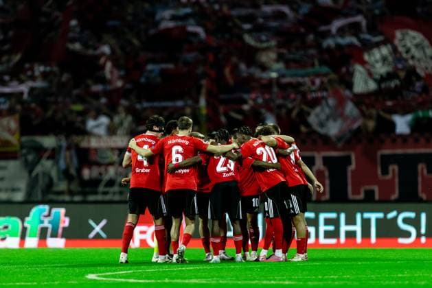 Fussball, Saison 2025 2026, 2. Bundesliga, Max Morlock Stadion, 6. Spieltag, 1. FC Nürnberg - VfL Bochum, 20.09.2025 20.09.2025, Fussball, Saison 2025 2026, 2. Bundesliga, Max Morlock Stadion, 6. Spieltag, 1. FC Nürnberg - VfL Bochum, Teamkreis Team Mannschaftskreis Mannschaft 1. FC Nürnberg Foto: Lucca Fundel Nürnberg Max Morlock Stadion Bayern Deutschland