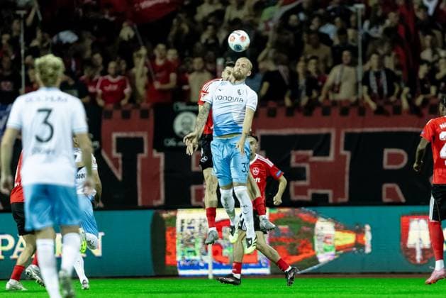 Fussball, Saison 2025 2026, 2. Bundesliga, Max Morlock Stadion, 6. Spieltag, 1. FC Nürnberg - VfL Bochum, 20.09.2025 20.09.2025, Fussball, Saison 2025 2026, 2. Bundesliga, Max Morlock Stadion, 6. Spieltag, 1. FC Nürnberg - VfL Bochum, Kopfball 33 Philipp Hofmann (VfL Bochum) Foto: Lucca Fundel Nürnberg Max Morlock Stadion Bayern Deutschland