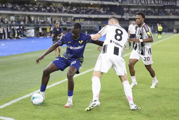 CALCIO - Serie A - Hellas Verona FC vs Juventus FC Cheikh Niasse of Hellas Verona FC battle for the ball with Teun Koopmeiners of Juventus FC during Hellas Verona FC vs Juventus FC, 4Â° Serie A Enilive 2025-26 game at Marcantonio Bentegodi stadium in Verona (VR), Italy, on September 20, 2025. Verona Italy  Copyright: xIPAxSport ABACAx