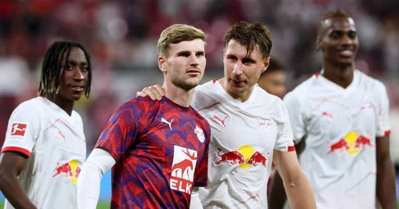 Leipzig, 20.09.2025, Red Bull Arena, Fußball, 1.Bundesliga , RB Leipzig vs. 1.FC Köln, Im Bild: RB Leipzig und Timo Werner (36, RB Leipzig) jubeln nach dem Spiel. Willi Orban (4, RB Leipzig). , Nur zur redaktionellen Nutzung. Only editorial use. , DFL DFB regulations prohibit any use of photographs as image sequences and or quasi-video. , *** Leipzig, 20 09 2025, Red Bull Arena, Soccer, 1 Bundesliga , RB Leipzig vs 1 FC Köln, In the picture RB Leipzig and Timo Werner 36, RB Leipzig cheer after the match Willi Orban 4, RB Leipzig , For editorial use only, DFL DFB regulations prohibit any use of photographs as image sequences and or quasi video ,