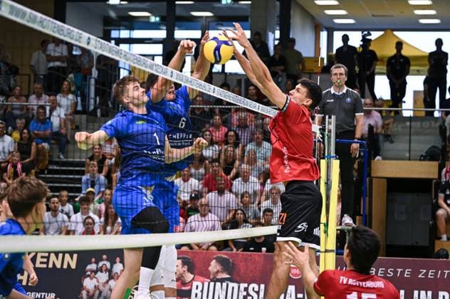 Volleyball 2. Bundesliga Saison 2025 2026 TV Rottenburg - L.E. Volleys Leipzig 20.09.2025 Milan Kvrzic (re, TV Rottenburg) gegen Maxim Kuenitz (li, Leipzig) und Rene MenzelYannick Siebeck (2.v.li, Leipzig)