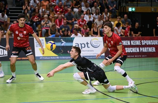 Volleyball 2. Bundesliga Saison 2025 2026 TV Rottenburg - L.E. Volleys Leipzig 20.09.2025 Robin Leber (Mitte, TV Rottenburg) bei der Annahme, beobachtet von David Dornauf (re, TV Rottenburg) und Philipp Friedrich (li, TV Rottenburg)