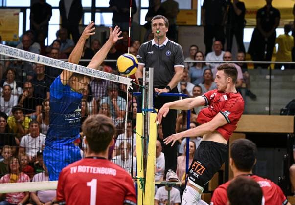 Volleyball 2. Bundesliga Saison 2025 2026 TV Rottenburg - L.E. Volleys Leipzig 20.09.2025 Niklas Lichtenauer (re, TV Rottenburg) gegen Rene Menzel (li, Leipzig)