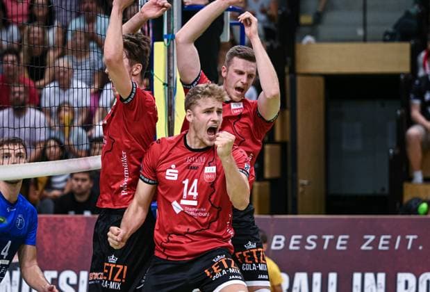 Volleyball 2. Bundesliga Saison 2025 2026 TV Rottenburg - L.E. Volleys Leipzig 20.09.2025 JUBEL TV Rottenburg; Timon Schippmann (Mitte) mit Niklas Lichtenauer (re) und Dominik Marjanovic (li)