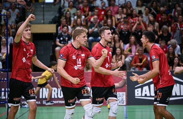 Volleyball 2. Bundesliga Saison 2025 2026 TV Rottenburg - L.E. Volleys Leipzig 20.09.2025 TEAMJUBEL TV Rottenburg; Dominik Marjanovic, Timon Schippmann, Niklas Lichtenauer und Milan Kvrzic (v.li.)