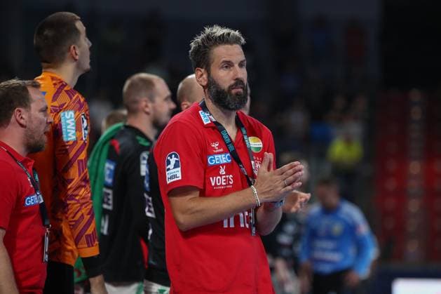 20.09.2025, xgox, Handball - Daikin HBL, HC Erlangen - SC Magdeburg emspor, v.l. Bennet Wiegert (Magdeburg, Trainer) gibt Anweisungen, gestikuliert mit den Armen, gesticulate, gives instructions Nuernberg