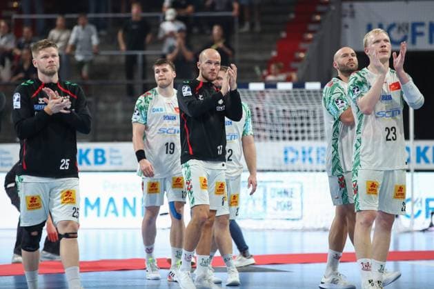 20.09.2025, xgox, Handball - Daikin HBL, HC Erlangen - SC Magdeburg emspor, v.l. Tim Hornke (Magdeburg, 17) enttaeuscht, schaut enttaeuscht, niedergeschlagen, disappointed Nuernberg