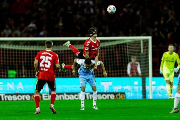 Fussball, Saison 2025 2026, 2. Bundesliga, Max Morlock Stadion, 6. Spieltag, 1. FC Nürnberg - VfL Bochum, 20.09.2025 20.09.2025, Fussball, Saison 2025 2026, 2. Bundesliga, Max Morlock Stadion, 6. Spieltag, 1. FC Nürnberg - VfL Bochum, v.u. 17 Gerrit Holtmann (VfL Bochum), 18 Rafael Lubach (1. FC Nürnberg) Foto: Lucca Fundel Nürnberg Max Morlock Stadion Bayern Deutschland