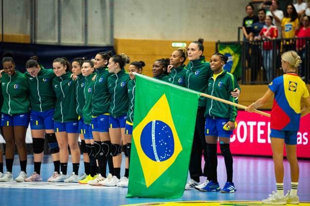 HANDBALL - AUT vs BRA, test match TULLN,AUSTRIA,20.SEP.25 - HANDBALL - OEHB international test match, Austria vs Brazil. Image shows the players of Brazil during the nation anthem.  GEPAxpictures xKevinxHackner