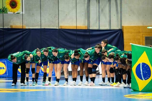 HANDBALL - AUT vs BRA, test match TULLN,AUSTRIA,20.SEP.25 - HANDBALL - OEHB international test match, Austria vs Brazil. Image shows the players of Brazil during the nation anthem.  GEPAxpictures xKevinxHackner