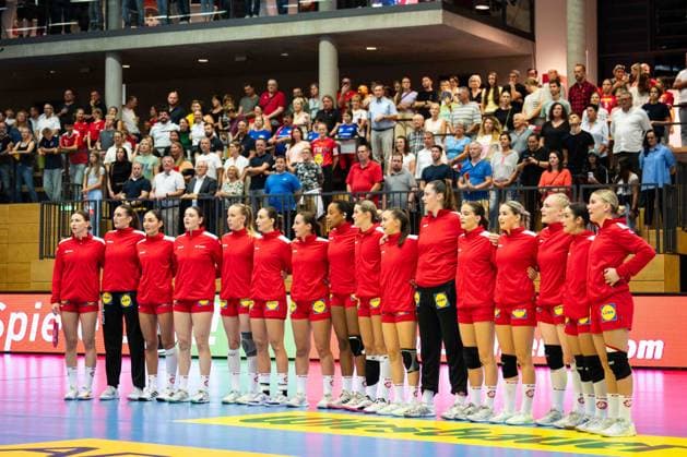 HANDBALL - AUT vs BRA, test match TULLN,AUSTRIA,20.SEP.25 - HANDBALL - OEHB international test match, Austria vs Brazil. Image shows the players of Austria during the national Anthem.  GEPAxpictures xKevinxHackner