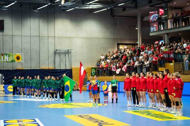 HANDBALL - AUT vs BRA, test match TULLN,AUSTRIA,20.SEP.25 - HANDBALL - OEHB international test match, Austria vs Brazil. Image shows both teams during the national Anthem.  GEPAxpictures xKevinxHackner