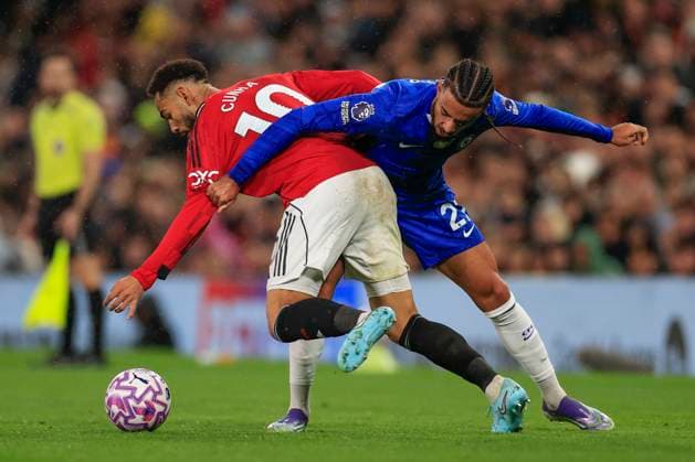 Manchester United, ManU v Chelsea Premier League 20 09 2025. Malo Gusto (27) of Chelsea and Matheus Cunha (10) of Manchester United challenge for the ball during the Premier League match between Manchester United and Chelsea at Old Trafford, Manchester, England on 20 September 2025. Manchester Old Trafford Greater Manchester England Editorial use only DataCo restrictions apply See www.football-dataco.com , Copyright: xConorxMolloyx PSI-22864-0072