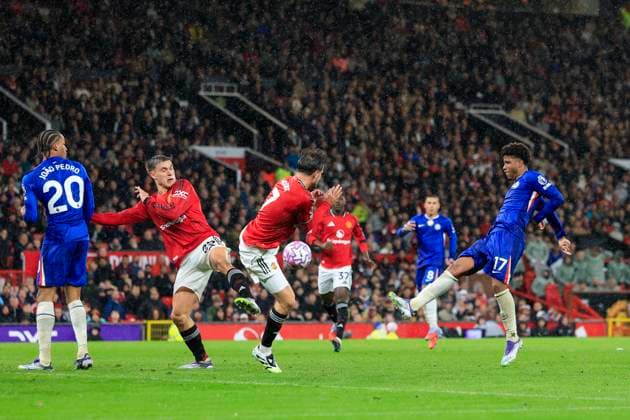 Manchester United, ManU v Chelsea Premier League 20 09 2025. Andrey Santos (17) of Chelsea has a shot on goal during the Premier League match between Manchester United and Chelsea at Old Trafford, Manchester, England on 20 September 2025. Manchester Old Trafford Greater Manchester England Editorial use only DataCo restrictions apply See www.football-dataco.com , Copyright: xConorxMolloyx PSI-22864-0074