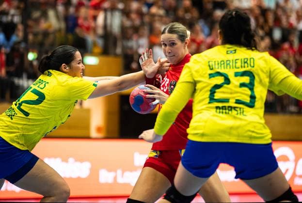 HANDBALL - AUT vs BRA, test match TULLN,AUSTRIA,20.SEP.25 - HANDBALL - OEHB international test match, Austria vs Brazil. Image shows Jhennifer Lopes (BRA), Lina Kovacs (AUT) and Giulia Guarieiro (BRA).  GEPAxpictures xKevinxHackner