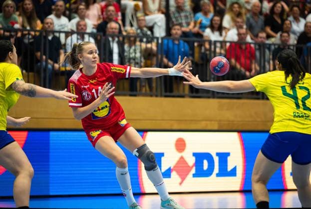 HANDBALL - AUT vs BRA, test match oTULLN,AUSTRIA,20.SEP.25 - HANDBALL - OEHB international test match, Austria vs Brazil. Image shows Klara Schlegel (AUT) and Jhennifer Lopes (BRA).  GEPAxpictures xKevinxHackner