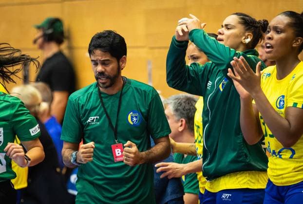 HANDBALL - AUT vs BRA, test match TULLN,AUSTRIA,20.SEP.25 - HANDBALL - OEHB international test match, Austria vs Brazil. Image shows the rejoicing of head coach Cristiano Silva (BRA).  GEPAxpictures xKevinxHackner
