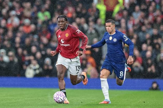 Premier League Manchester United, ManU v Chelsea Patrick Dorgu of Manchester United breaks with the ball tracked by Enzo Fernandez of Chelsea during the Premier League match Manchester United vs Chelsea at Old Trafford, Manchester, United Kingdom, 20th September 2025 (Photo by Mark Cosgrove News Images) Manchester Old Trafford Greater Manchester United Kingdom Copyright: xMarkxCosgrove NewsxImagesx