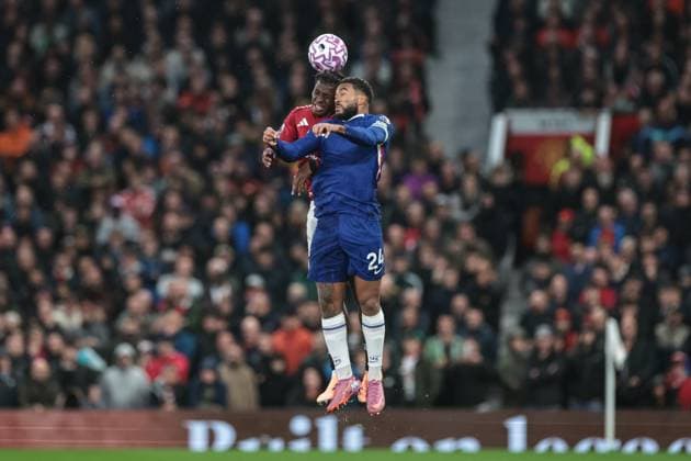 Premier League Manchester United, ManU v Chelsea Patrick Dorgu of Manchester United and Reece James of Chelsea battle for the ball during the Premier League match Manchester United vs Chelsea at Old Trafford, Manchester, United Kingdom, 20th September 2025 (Photo by Mark Cosgrove News Images) Manchester Old Trafford Greater Manchester United Kingdom Copyright: xMarkxCosgrove NewsxImagesx