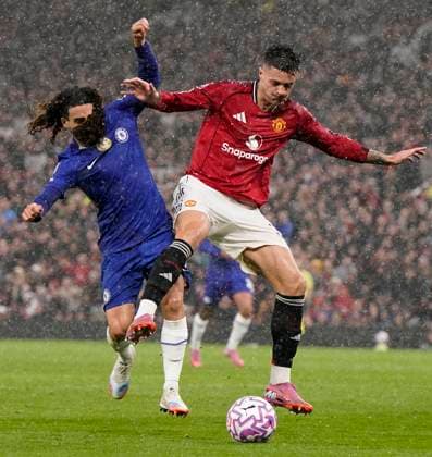 Manchester, England, 20th September 2025. Marc Cucurella of Chelsea (L) is challenged by Benjamin Sesko of Manchester United, ManU during the Manchester United vs Chelsea Premier League match at Old Trafford, Manchester. Picture credit should read: Andrew Yates Sportimage EDITORIAL USE ONLY. No use with unauthorised audio, video, data, fixture lists, club league logos or live services. Online in-match use limited to 120 images, no video emulation. No use in betting, games or single club league player publications. SPI_062_AY_MAN_UTD_CHELSEA SPI-4149-0062