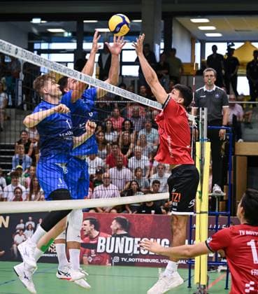 Volleyball 2. Bundesliga Saison 2025 2026 TV Rottenburg - L.E. Volleys Leipzig 20.09.2025 Milan Kvrzic (re, TV Rottenburg) gegen Maxim Kuenitz (li, Leipzig) und Rene MenzelYannick Siebeck (2.v.li, Leipzig)