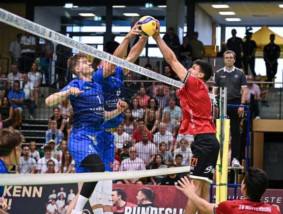 Volleyball 2. Bundesliga Saison 2025 2026 TV Rottenburg - L.E. Volleys Leipzig 20.09.2025 Milan Kvrzic (re, TV Rottenburg) gegen Maxim Kuenitz (li, Leipzig) und Rene MenzelYannick Siebeck (2.v.li, Leipzig)