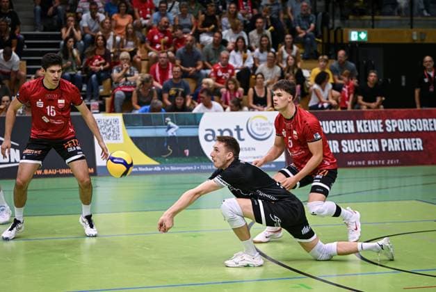 Volleyball 2. Bundesliga Saison 2025 2026 TV Rottenburg - L.E. Volleys Leipzig 20.09.2025 Robin Leber (Mitte, TV Rottenburg) bei der Annahme, beobachtet von David Dornauf (re, TV Rottenburg) und Philipp Friedrich (li, TV Rottenburg)