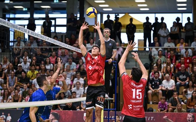 Volleyball 2. Bundesliga Saison 2025 2026 TV Rottenburg - L.E. Volleys Leipzig 20.09.2025 Milan Kvrzic (Mitte, TV Rottenburg) und Philipp Friedrich (re, TV Rottenburg)