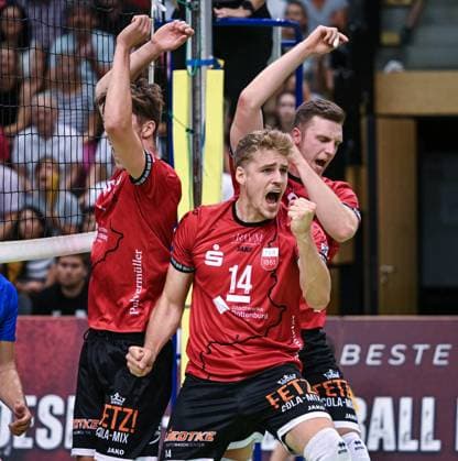 Volleyball 2. Bundesliga Saison 2025 2026 TV Rottenburg - L.E. Volleys Leipzig 20.09.2025 JUBEL TV Rottenburg; Timon Schippmann (Mitte) mit Niklas Lichtenauer (re) und Dominik Marjanovic (li)