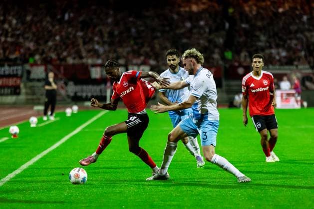 Fussball, Saison 2025 2026, 2. Bundesliga, Max Morlock Stadion, 6. Spieltag, 1. FC Nürnberg - VfL Bochum, 20.09.2025 20.09.2025, Fussball, Saison 2025 2026, 2. Bundesliga, Max Morlock Stadion, 6. Spieltag, 1. FC Nürnberg - VfL Bochum, v.l. 20 Pape Demba Diop (1. FC Nürnberg), 17 Gerrit Holtmann (VfL Bochum), 3 Philipp Strompf (VfL Bochum) Foto: Lucca Fundel Nürnberg Max Morlock Stadion Bayern Deutschland