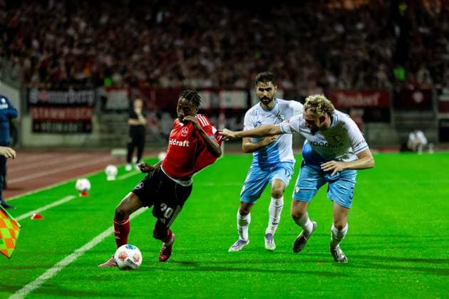 Fussball, Saison 2025 2026, 2. Bundesliga, Max Morlock Stadion, 6. Spieltag, 1. FC Nürnberg - VfL Bochum, 20.09.2025 20.09.2025, Fussball, Saison 2025 2026, 2. Bundesliga, Max Morlock Stadion, 6. Spieltag, 1. FC Nürnberg - VfL Bochum, v.l. 20 Pape Demba Diop (1. FC Nürnberg), 17 Gerrit Holtmann (VfL Bochum), 3 Philipp Strompf (VfL Bochum) Foto: Lucca Fundel Nürnberg Max Morlock Stadion Bayern Deutschland