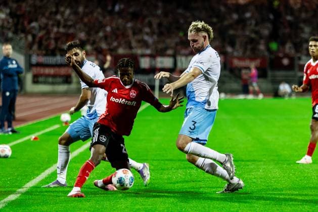 Fussball, Saison 2025 2026, 2. Bundesliga, Max Morlock Stadion, 6. Spieltag, 1. FC Nürnberg - VfL Bochum, 20.09.2025 20.09.2025, Fussball, Saison 2025 2026, 2. Bundesliga, Max Morlock Stadion, 6. Spieltag, 1. FC Nürnberg - VfL Bochum, v.l. 17 Gerrit Holtmann (VfL Bochum), 20 Pape Demba Diop (1. FC Nürnberg), 3 Philipp Strompf (VfL Bochum) Foto: Lucca Fundel Nürnberg Max Morlock Stadion Bayern Deutschland