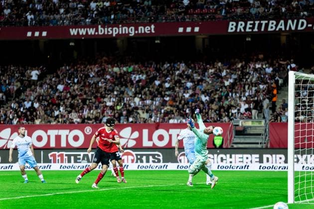 Fussball, Saison 2025 2026, 2. Bundesliga, Max Morlock Stadion, 6. Spieltag, 1. FC Nürnberg - VfL Bochum, 20.09.2025 20.09.2025, Fussball, Saison 2025 2026, 2. Bundesliga, Max Morlock Stadion, 6. Spieltag, 1. FC Nürnberg - VfL Bochum, Torjubel Jubel Freude nach Treffer Tor Torschuss zum 1.0 durch 4 Fabio Gruber (1. FC Nürnberg) wird vom VAR Videoschiedsrichter aufgrund einer Abseitsstellung zurückgenommen. Foto: Lucca Fundel Nürnberg Max Morlock Stadion Bayern Deutschland