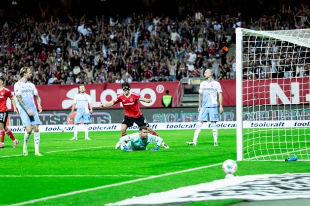 Fussball, Saison 2025 2026, 2. Bundesliga, Max Morlock Stadion, 6. Spieltag, 1. FC Nürnberg - VfL Bochum, 20.09.2025 20.09.2025, Fussball, Saison 2025 2026, 2. Bundesliga, Max Morlock Stadion, 6. Spieltag, 1. FC Nürnberg - VfL Bochum, Torjubel Jubel Freude nach Treffer Tor Torschuss zum 1.0 durch 4 Fabio Gruber (1. FC Nürnberg) wird vom VAR Videoschiedsrichter aufgrund einer Abseitsstellung zurückgenommen. Foto: Lucca Fundel Nürnberg Max Morlock Stadion Bayern Deutschland