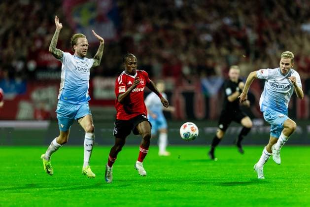 Fussball, Saison 2025 2026, 2. Bundesliga, Max Morlock Stadion, 6. Spieltag, 1. FC Nürnberg - VfL Bochum, 20.09.2025 20.09.2025, Fussball, Saison 2025 2026, 2. Bundesliga, Max Morlock Stadion, 6. Spieltag, 1. FC Nürnberg - VfL Bochum, v.l. 7 Kevin Vogt (VfL Bochum), 23 Mohamed Ali Zoma (1. FC Nürnberg), 39 Leandro Morgalla (VfL Bochum) Foto: Lucca Fundel Nürnberg Max Morlock Stadion Bayern Deutschland