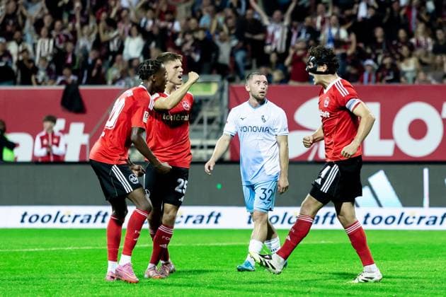 Fussball, Saison 2025 2026, 2. Bundesliga, Max Morlock Stadion, 6. Spieltag, 1. FC Nürnberg - VfL Bochum, 20.09.2025 20.09.2025, Fussball, Saison 2025 2026, 2. Bundesliga, Max Morlock Stadion, 6. Spieltag, 1. FC Nürnberg - VfL Bochum, Torjubel Jubel Freude nach Treffer Tor Torschuss zum 1.0 durch 4 Fabio Gruber (1. FC Nürnberg) wird vom VAR Videoschiedsrichter aufgrund einer Abseitsstellung zurückgenommen. v.l. 20 Pape Demba Diop (1. FC Nürnberg), 25 Finn Becker (1. FC Nürnberg), 4 Fabio Gruber (1. FC Nürnberg) Foto: Lucca Fundel Nürnberg Max Morlock Stadion Bayern Deutschland
