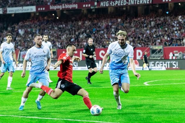Fussball, Saison 2025 2026, 2. Bundesliga, Max Morlock Stadion, 6. Spieltag, 1. FC Nürnberg - VfL Bochum, 20.09.2025 20.09.2025, Fussball, Saison 2025 2026, 2. Bundesliga, Max Morlock Stadion, 6. Spieltag, 1. FC Nürnberg - VfL Bochum, v.l. 10 Julian Justvan (1. FC Nürnberg), 3 Philipp Strompf (VfL Bochum) Foto: Lucca Fundel Nürnberg Max Morlock Stadion Bayern Deutschland