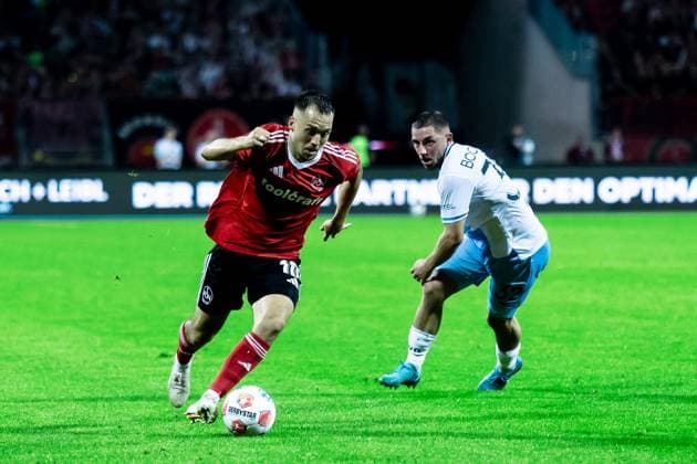 Fussball, Saison 2025 2026, 2. Bundesliga, Max Morlock Stadion, 6. Spieltag, 1. FC Nürnberg - VfL Bochum, 20.09.2025 20.09.2025, Fussball, Saison 2025 2026, 2. Bundesliga, Max Morlock Stadion, 6. Spieltag, 1. FC Nürnberg - VfL Bochum, v.l. 10 Julian Justvan (1. FC Nürnberg), 32 Maximilian Wittek (VfL Bochum) Foto: Lucca Fundel Nürnberg Max Morlock Stadion Bayern Deutschland