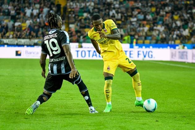 CALCIO - Serie A - Udinese Calcio vs AC Milan Milan s Pervis Estupinan in action against Udinese s Kingsley Ehizibue during Udinese Calcio vs AC Milan, Italian soccer Serie A match in Udine, Italy, September 20 2025 Udine Italy  Copyright: xIPAxSport ABACAx