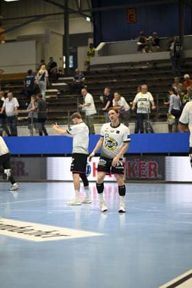 Justin Müller (25; HSG Wetzlar) vom Team HSG Wetzlar wärmt sich auf in der Werner-Assmann Halle in Eisenach DAIKIN Handball: ThSV-Eisenach gegen HSG Wetzlar 20.09.2025 Copyright: xJoshuaxHildebrandtx