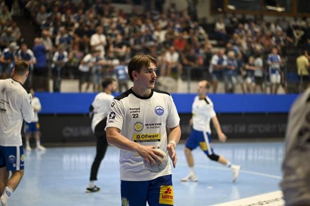Felix Aellen (22; ThSV Eisenach) positioniert sich auf dem Spielfeld in der Werner-Assmann Halle in Eisenach, Portrait, Einzelfoto DAIKIN Handball: ThSV-Eisenach gegen HSG Wetzlar 20.09.2025 Copyright: xJoshuaxHildebrandtx