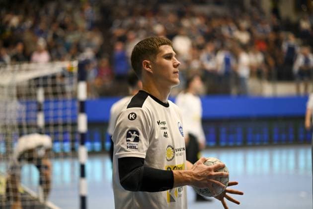 Vukasin Antonijevic (41; ThSV Eisenach) positioniert sich mit Ball in der Werner-Assmann Halle in Eisenach, Portrait, Einzelfoto DAIKIN Handball: ThSV-Eisenach gegen HSG Wetzlar 20.09.2025 Copyright: xJoshuaxHildebrandtx